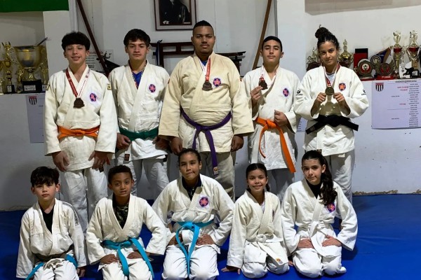 JUDOCAS DA ACADEMIA GAMBATÊ CONQUISTAM OITO MEDALHAS NA COPA A.A.A. DE JUDÔ}