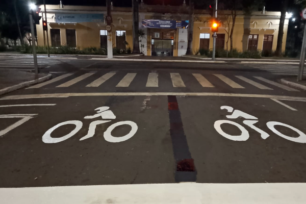 LEME IMPLANTA ÁREA EXCLUSIVA DE ESPERA PARA MOTOCICLISTAS E CICLISTAS NOS CRUZAMENTOS SEMAFORIZADOS DA AVENIDA 29 DE AGOSTO}