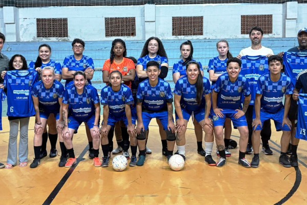 ENTREGA DOS UNIFORMES DO FUTSAL FEMININO DE LEME}