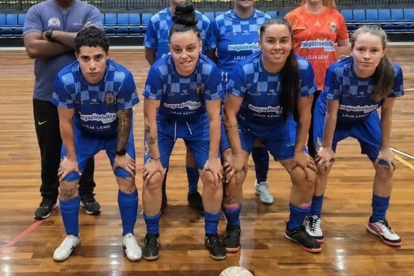 EQUIPE FEMININA DE FUTSAL DE LEME VENCE MAIS UMA E TERMINA PRIMEIRO TURNO NA LIDERANÇA}