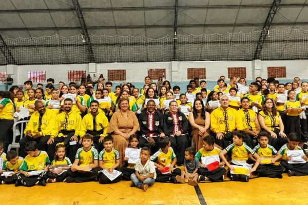 ASSOCIAÇÃO RIBEIRO DE ARTES MARCIAIS -  ENTREGA DE FAIXAS MARCA ENCERRAMENTO DO PRIMEIRO SEMESTRE COM 100% DE APROVAÇÃO}