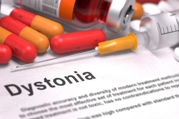 DISTONIA CAUSA ESPASMOS, MAS É DIFERENTE DO TIQUE NERVOSO}