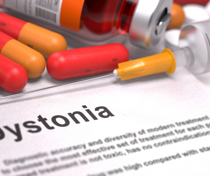 DISTONIA CAUSA ESPASMOS, MAS É DIFERENTE DO TIQUE NERVOSO