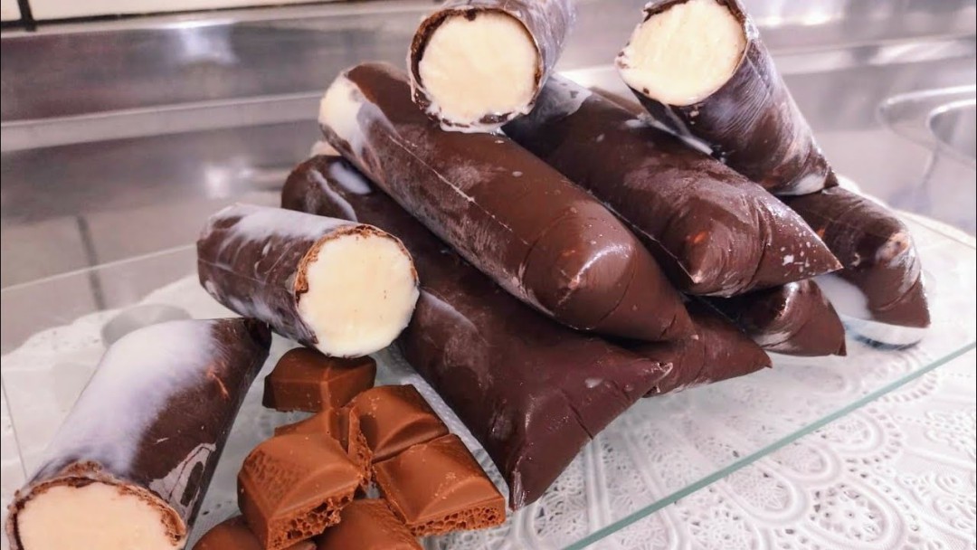 GELADINHO COM CASQUINHA DE CHOCOLATE