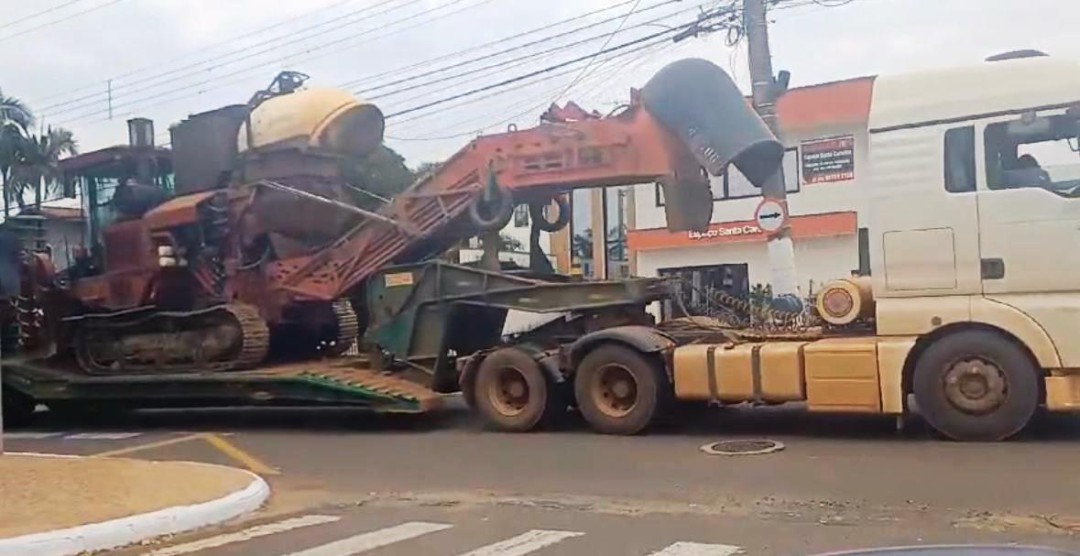 TRÁFEGO DE CAMINHÕES PESADOS NA AVENIDA DA SAUDADE CAUSA TRANSTORNO