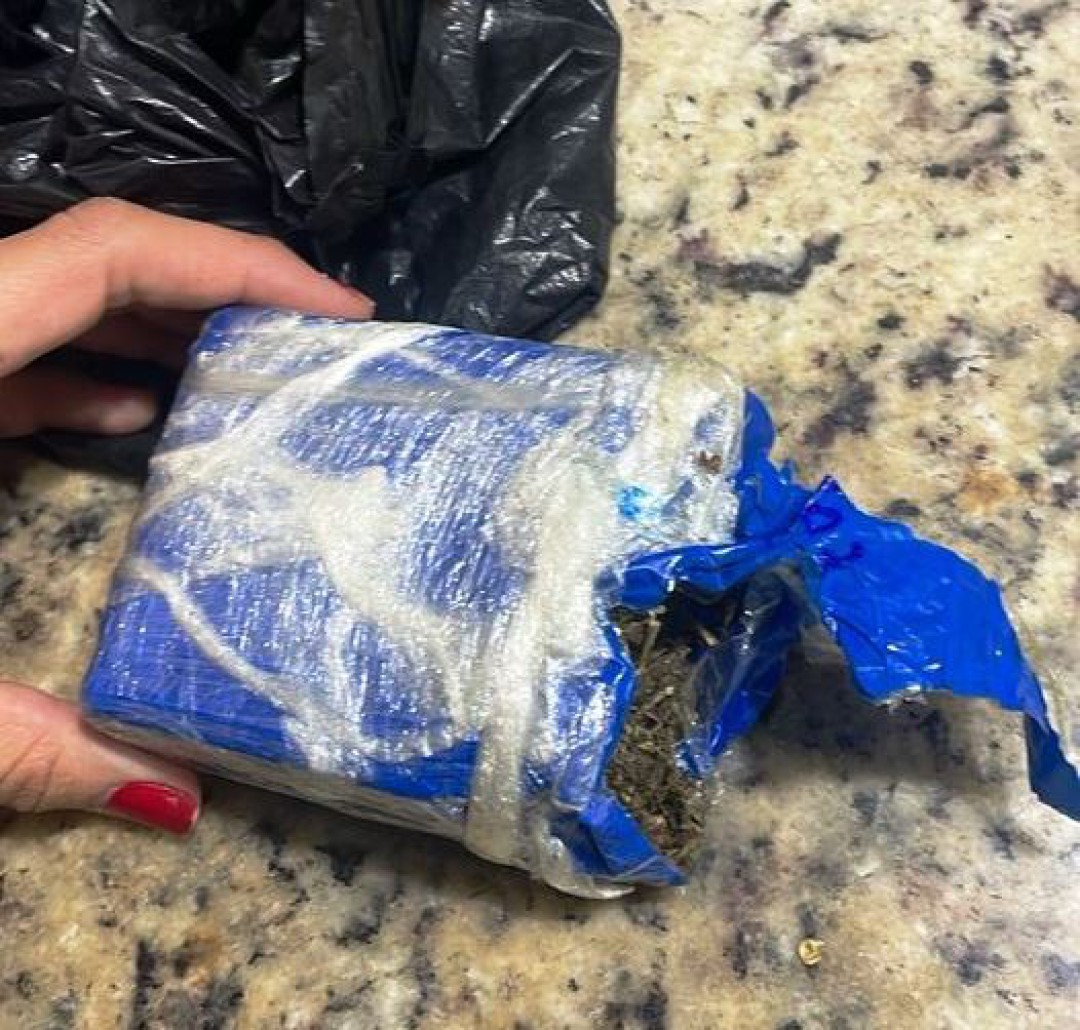 HOMEM VAI ATÉ A DELEGACIA DE POLÍCIA, ENTREGA DROGA E DIZ QUERER RECOMEÇAR SUA VIDA