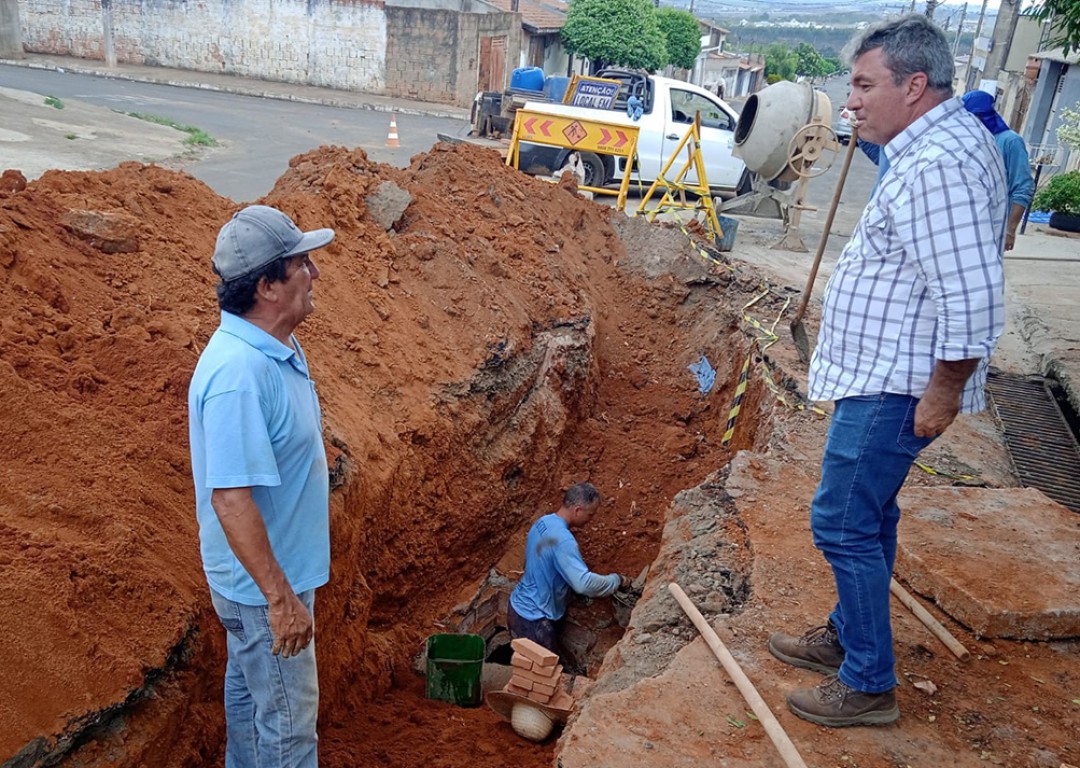 Ruas José da Costa e Antonio Porto no Conjunto Habitacional Victório Bonfanti recebem obras de combate a enchentes