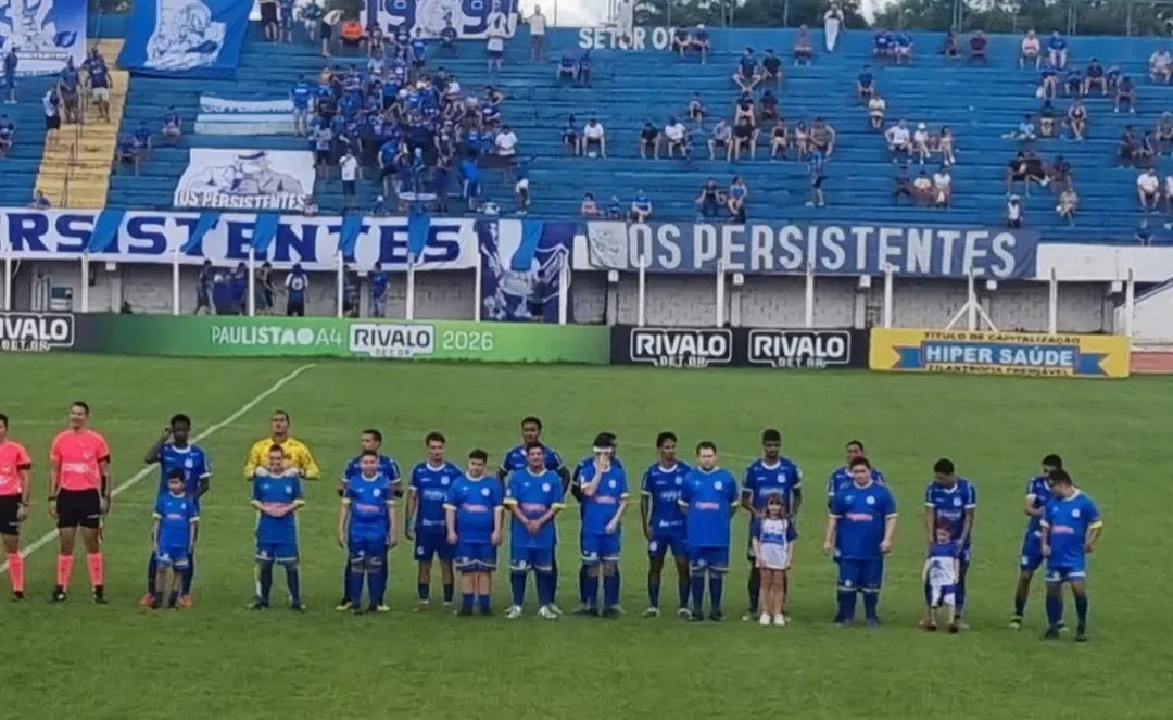 ATLETAS DO PROJETO ZICO ENTRAM EM CAMPO AO LADO DOS JOGADORES DO LEMENSE