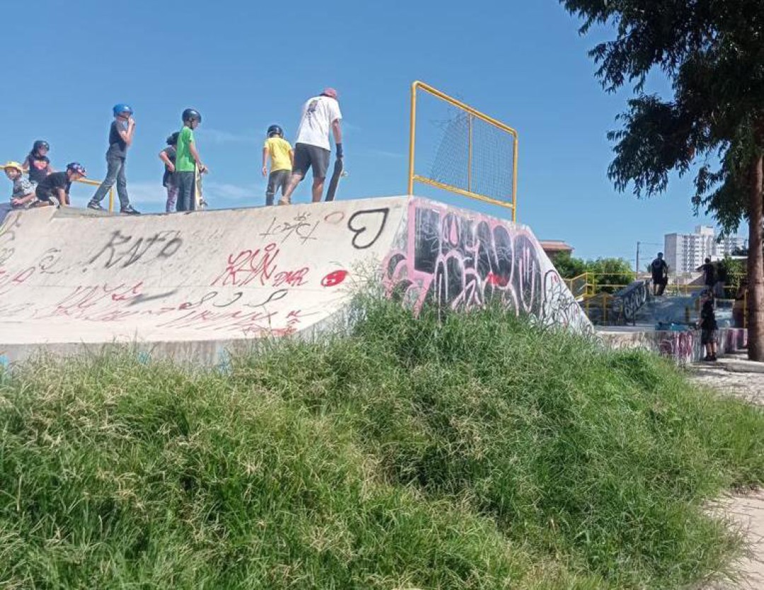 População reclama de mato alto na Praça do Jardim Vista Alegre