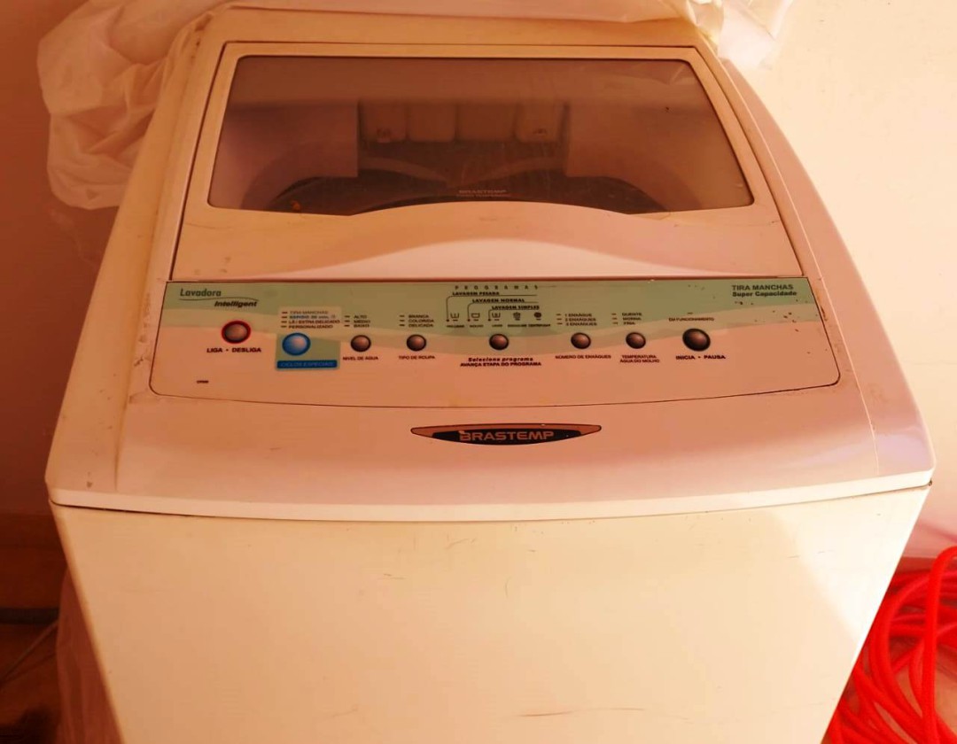 MÁQUINA DE LAVAR E ARMARINHOS DE BANHEIRO