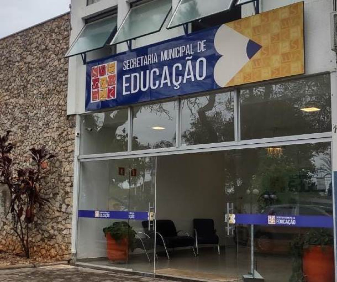 SECRETARIA MUNICIPAL DE EDUCAÇÃO UTILIZOU APROXIMADAMENTE R$ 2 MILHÕES DE RECURSOS DO FUNDO MUNICIPAL DE EDUCAÇÃO PARA BANCAR GASTOS COM A MOSTRA NATALINA EM LEME