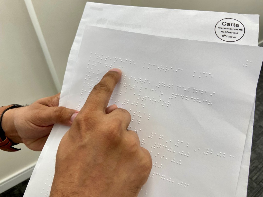 CLIENTES DA NEOENERGIA ELEKTRO COM DEFICIÊNCIA VISUAL PODEM SOLICITAR CONTA DE ENERGIA EM BRAILE