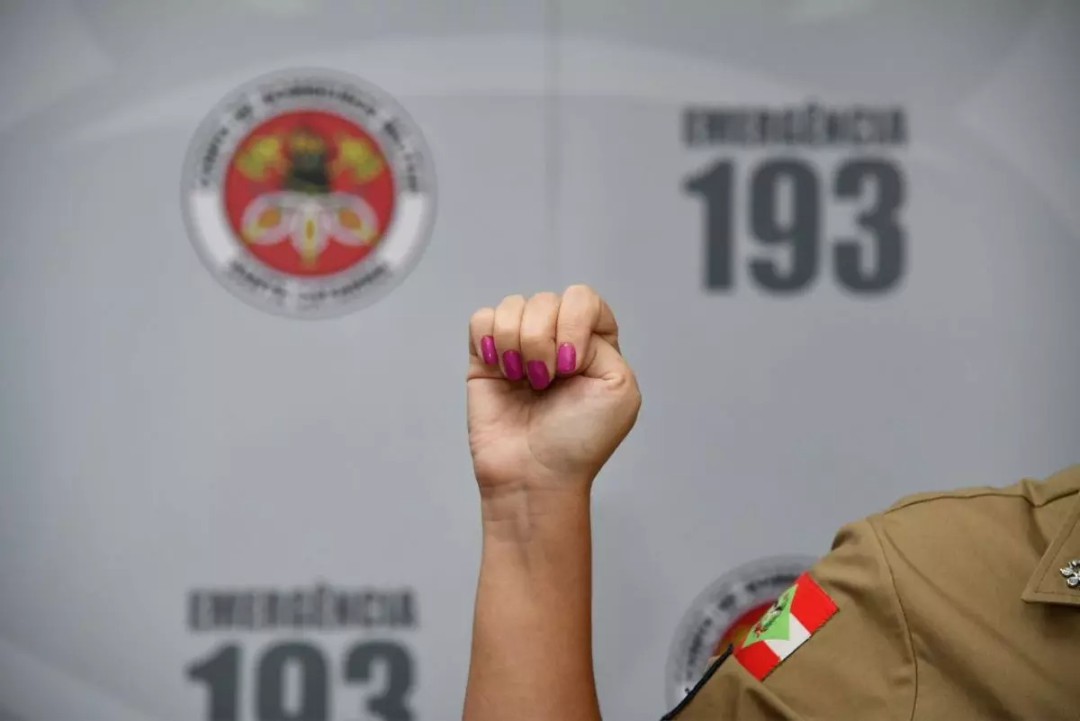 ATENÇÃO AO SINAL DE SOCORRO COM A MÃO
