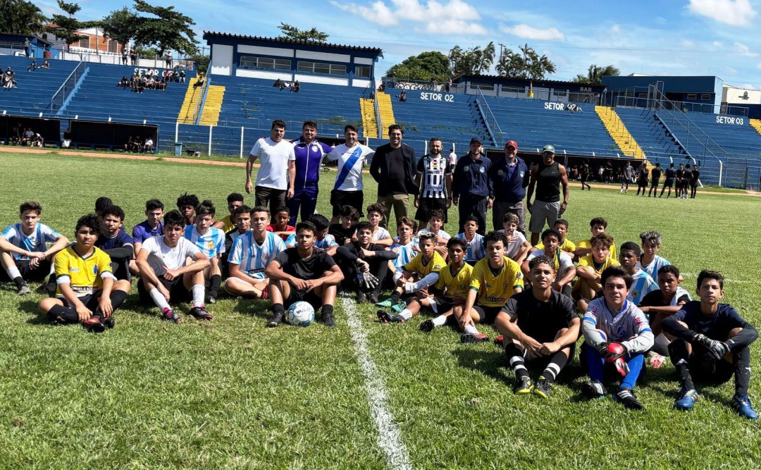EQUIPE DO CENTRO DE TREINAMENTO REAL SOCCER VISITA LEME