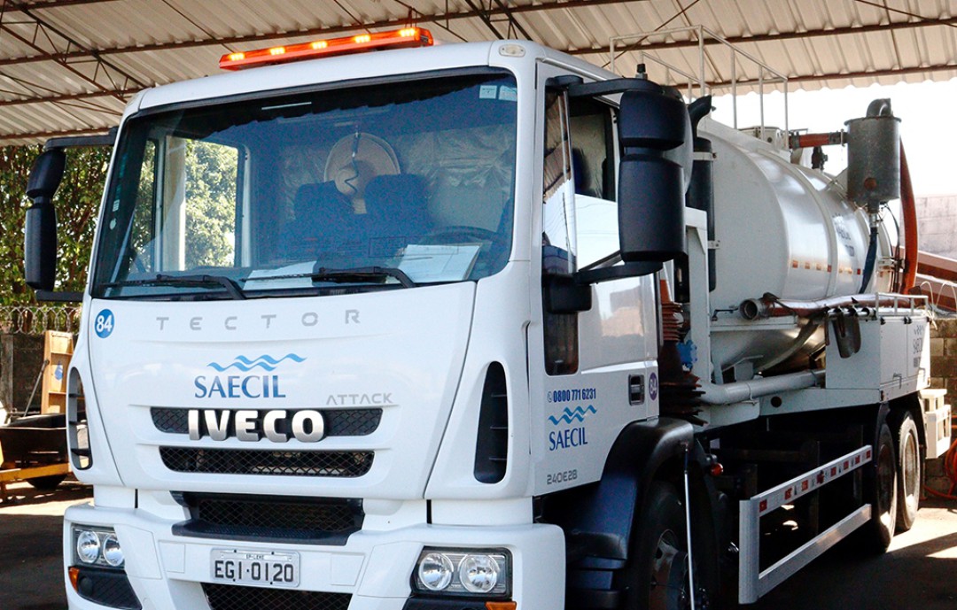 SAECIL instala equipamentos de sinalização luminosa - giroflex - para veículos de grande porte da Autarquia