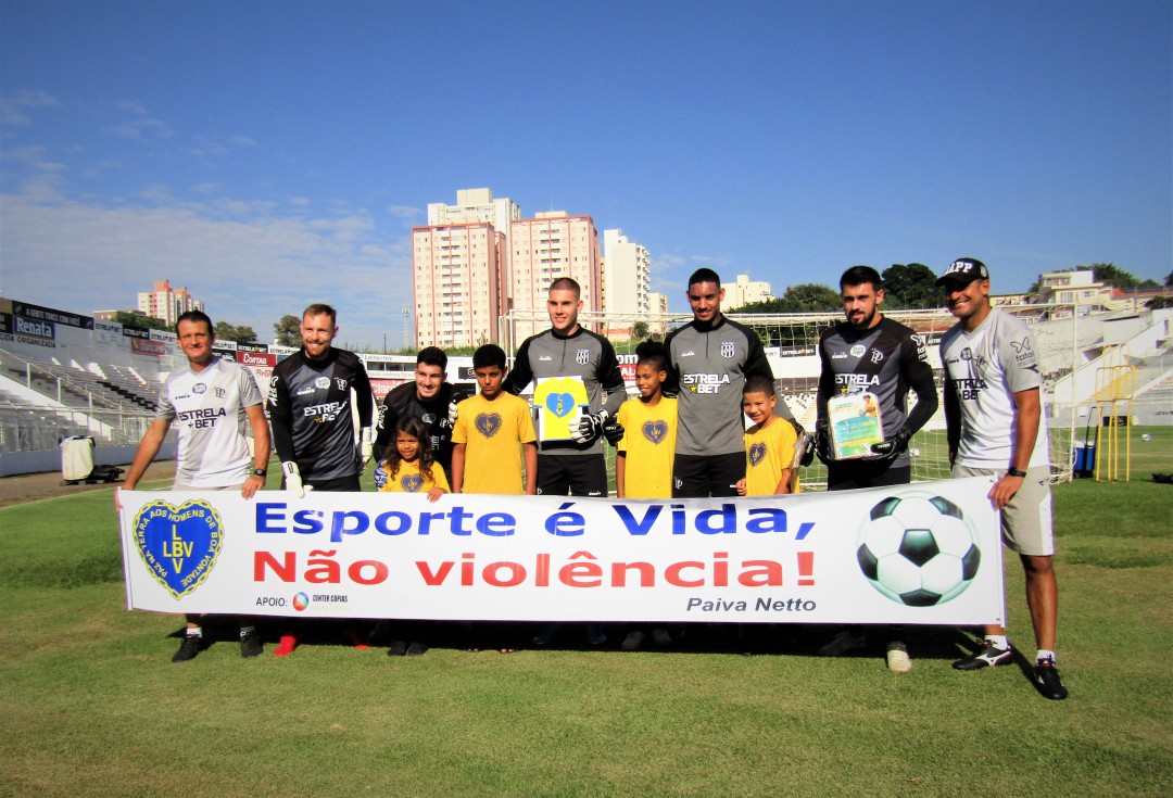 CRIANÇAS DA LBV HOMENAGEIAM GOLEIROS DA PONTE PRETA