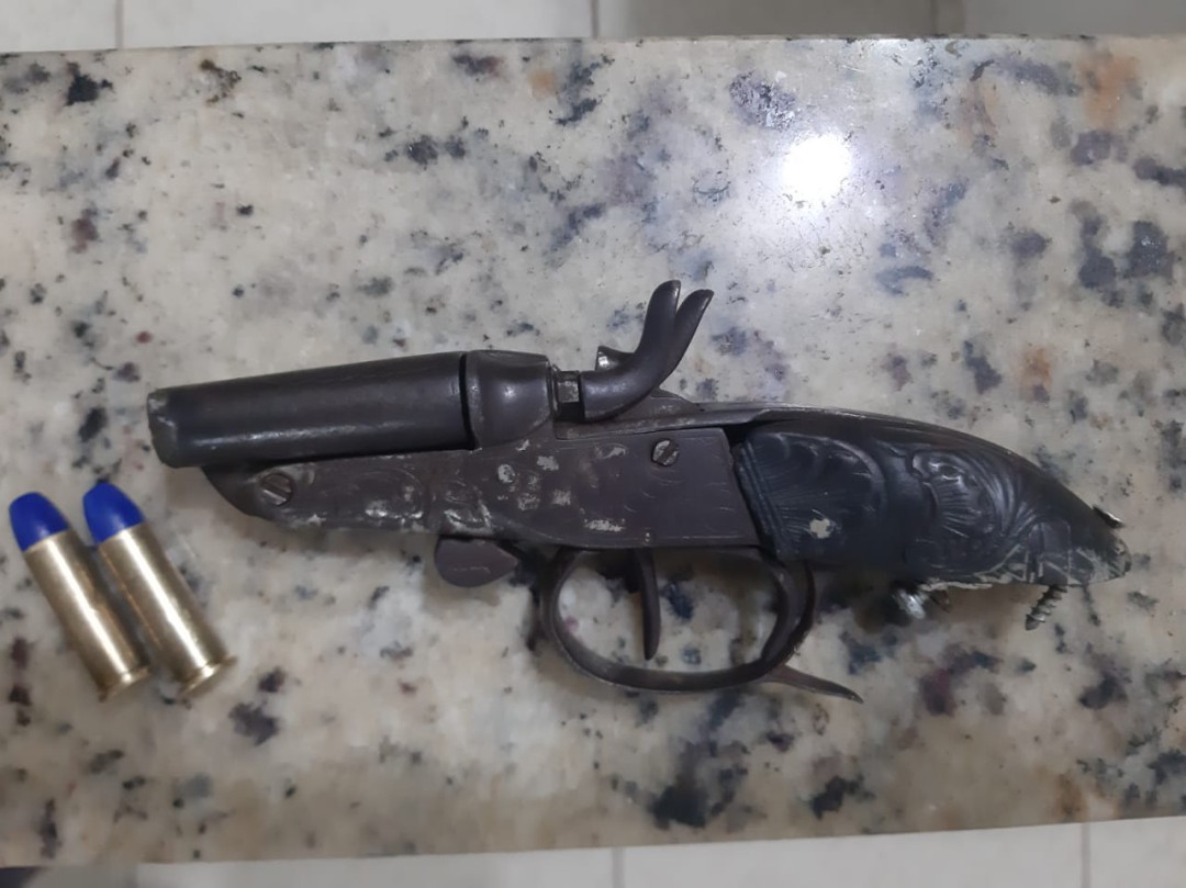 POSSE ILEGAL DE ARMA DE FOGO /VIOLÊNCIA DOMÉSTICA - PATRULHA MARIA DA PENHA