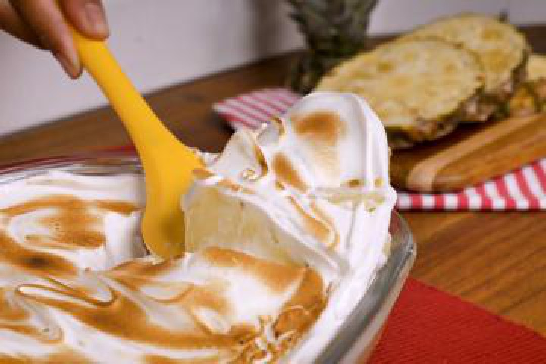 Abacaxi com creme de leite condensado