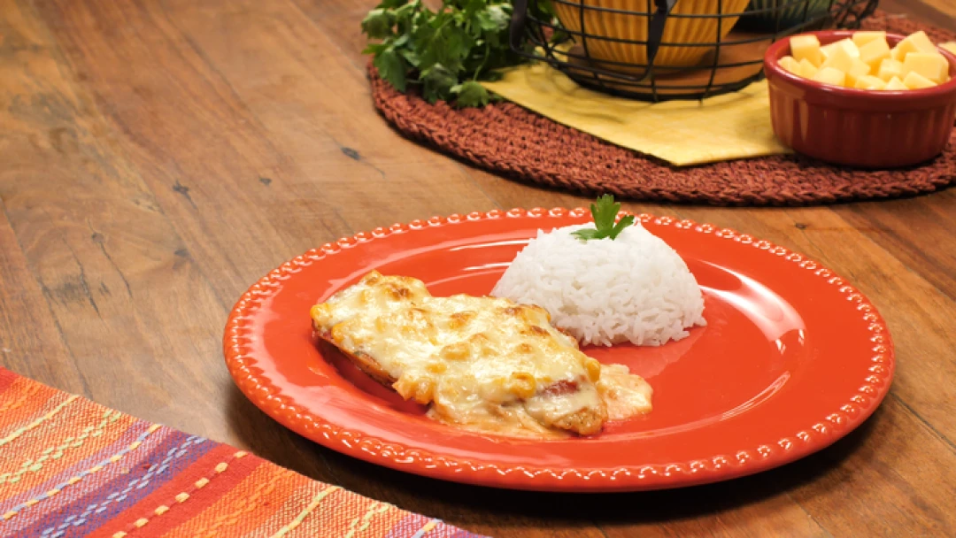 PEITO DE FRANGO AO FORNO COM REQUEIJÃO