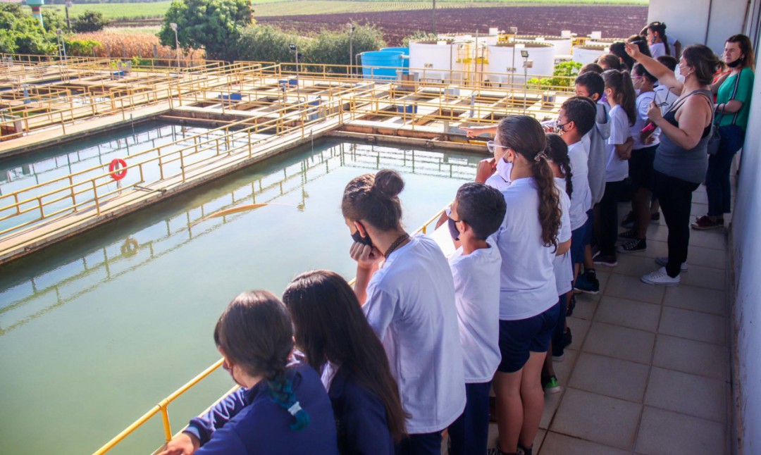 Estudantes realizam visita à Estação de Tratamento de Água do município
