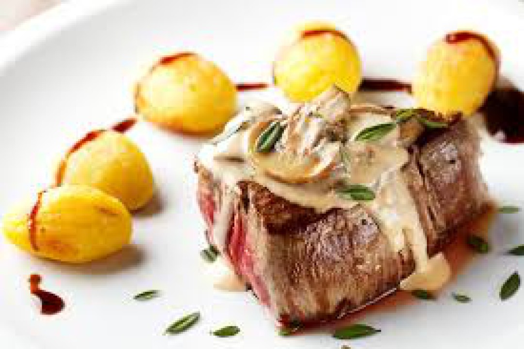 BIFE AO MOLHO DE MAIONESE COM MANJERICÃO