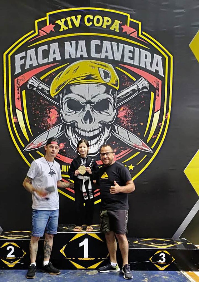 TALENTO E DETERMINAÇÃO: LORRAYNE BRILHA MAIS UMA VEZ NO JIU-JITSU