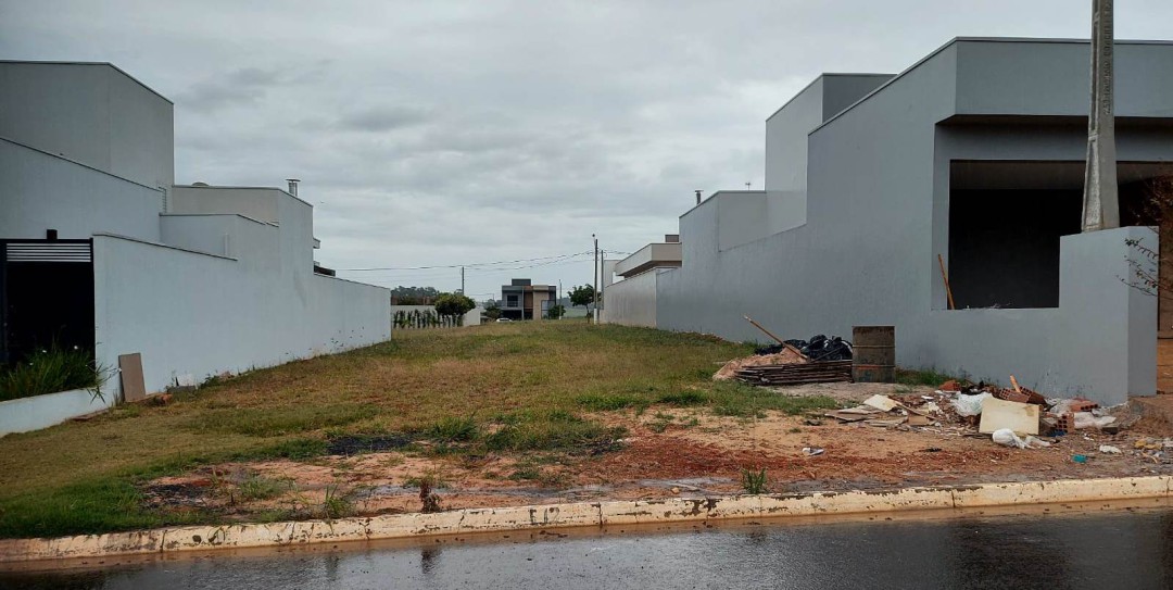 VENDE-SE EXCELENTE LOTE DE TERRENO NO CONDOMÍNIO ÁGUA ESPRAIADA