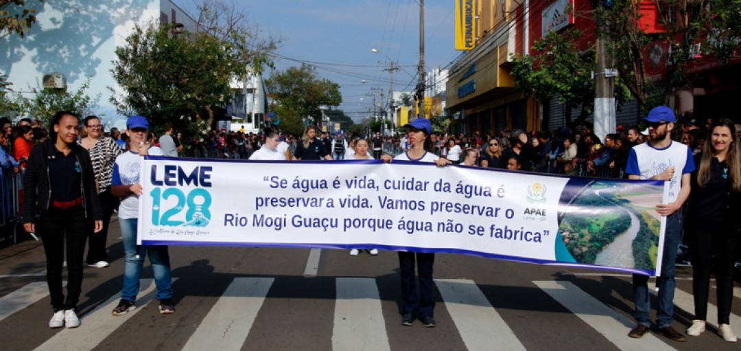 Desfile marca a comemoração do aniversário do Município