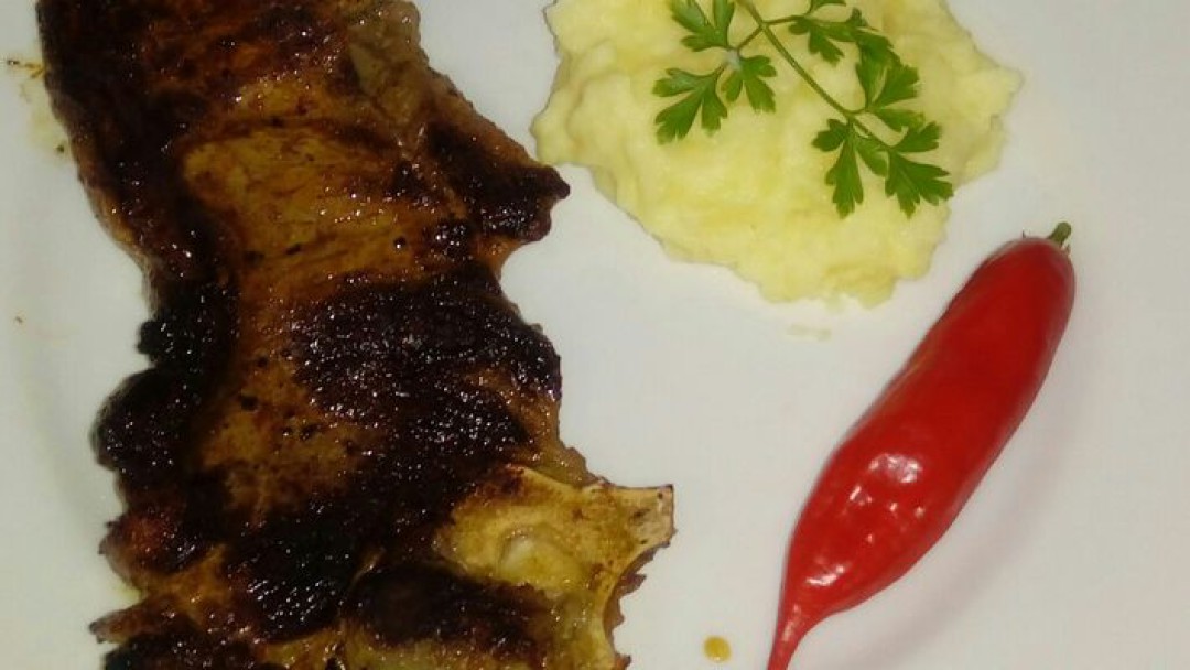 CHULETA NA FRIGIDEIRA COM PURÊ DE BABATAS