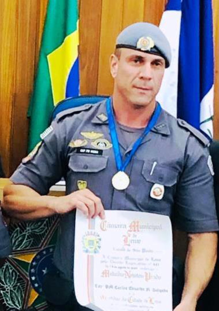 COMANDANTE POLÍCIA MILITAR DA CIDADE DE LEME RECEBE A MEDALHA NEWTON PRADO
