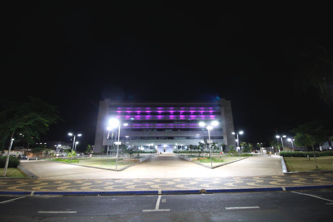PAÇO MUNICIPAL PASSA A RECEBER ILUMINAÇÃO TEMÁTICA EM APOIO ÀS CAMPANHAS DE CONSCIENTIZAÇÃO