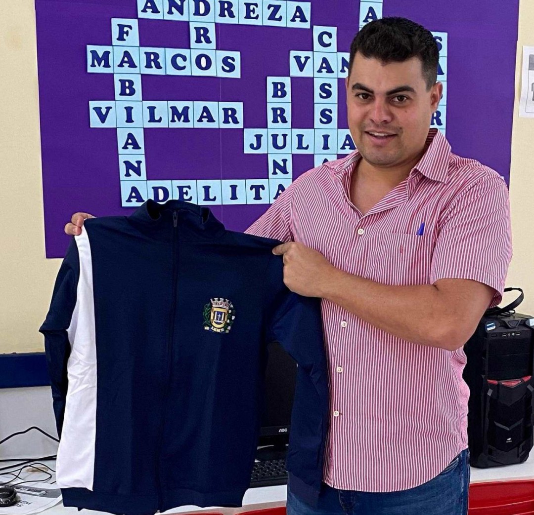 Entrega do kit de uniforme escolar da rede pública municipal de ensino.