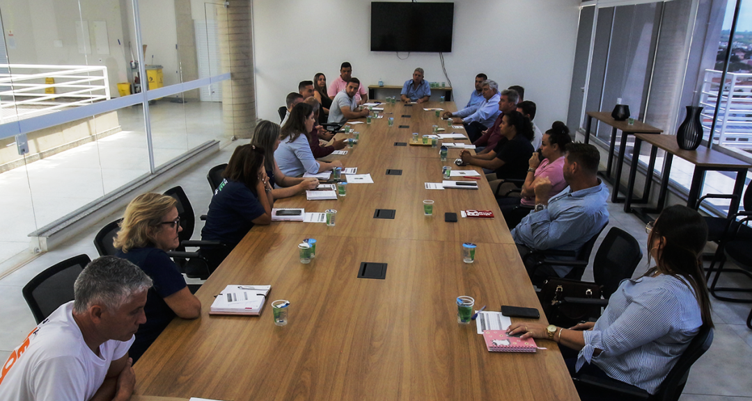 REUNIÃO SOBRE O ENFRENTAMENTO À DENGUE