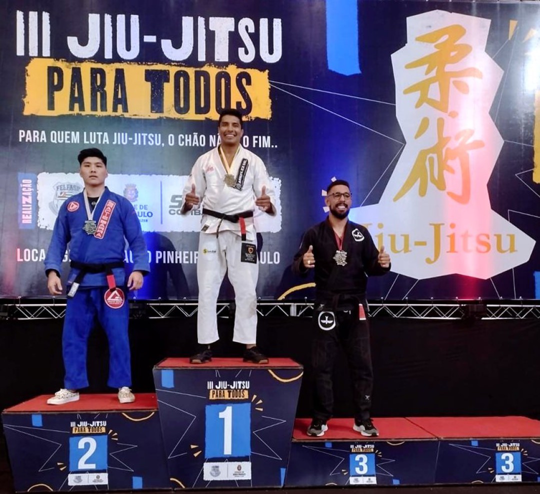 Campeão na Categoria Pesado Faixa Preta no Jiu-Jitsu Para Todos