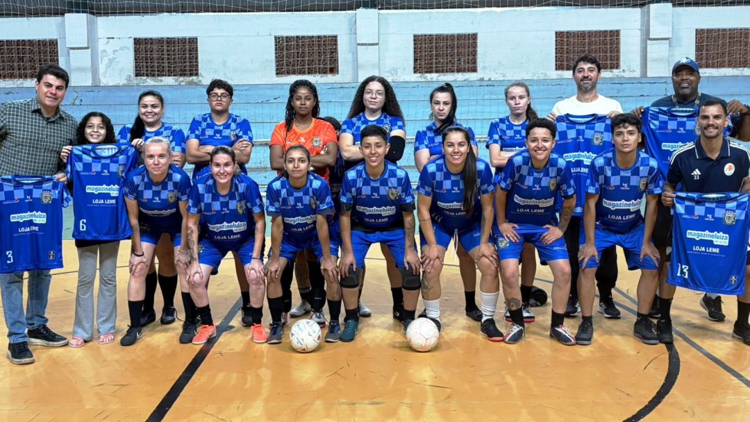 ENTREGA DOS UNIFORMES DO FUTSAL FEMININO DE LEME