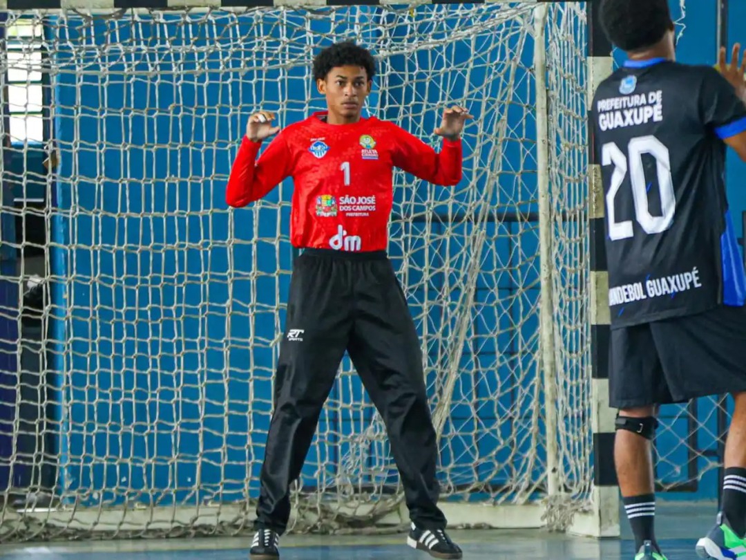 GOLEIRO DE 16 ANOS REVELADO EM PROJETO DE LEME ESTREIA PELO SÃO JOSÉ HANDEBOL E TEM ATUAÇÃO DECISIVA