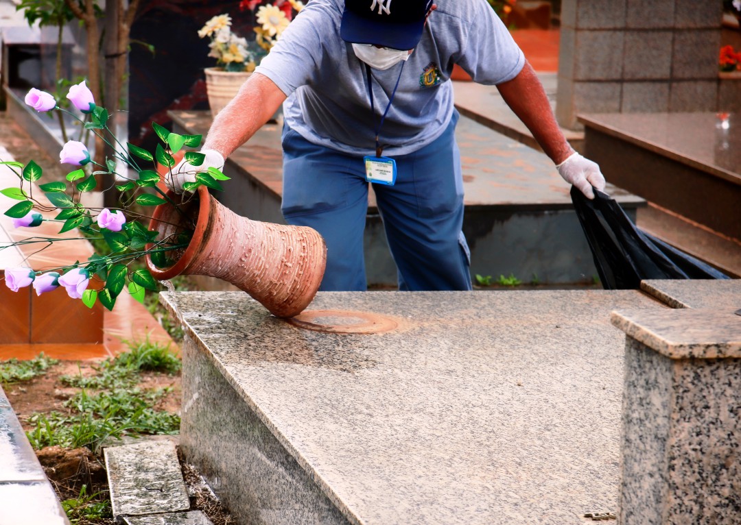 LIMPEZA DO CEMITÉRIO APÓS CELEBRAÇÕES DE FINADOS