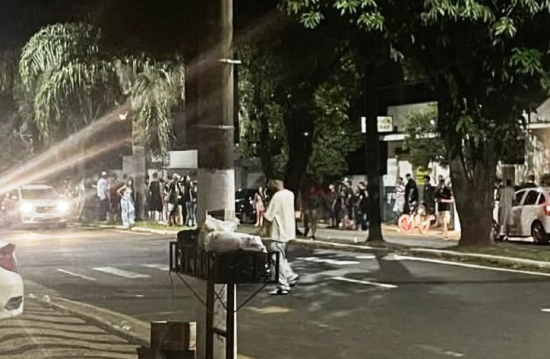 RAPAZ FICA GRAVEMENTE FERIDO APÓS FAZER MALABARISMO E BATER MOTO EM COQUEIRO EM AVENIDA
