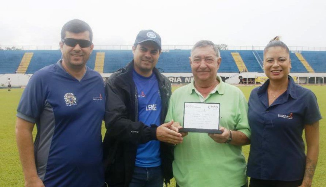 LUIZ SIMIONI JÚNIOR É HOMENAGEADO EM VIDA NA FINAL DA PRIMEIRA DIVISÃO
