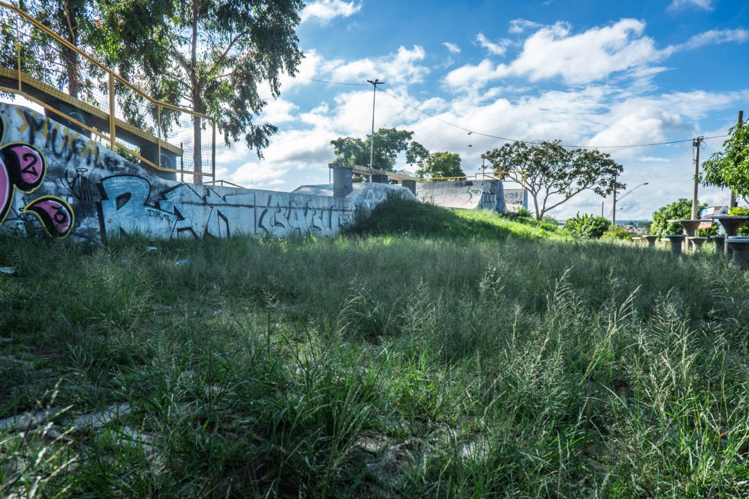 BURACOS, RACHADURAS, TRINCAS E MATO ALTO: SKATISTAS RECLAMAM DAS PÉSSIMAS CONDIÇÕES DA PISTA DE SKATE E DA PRAÇA NO JARDIM VISTA ALEGRE