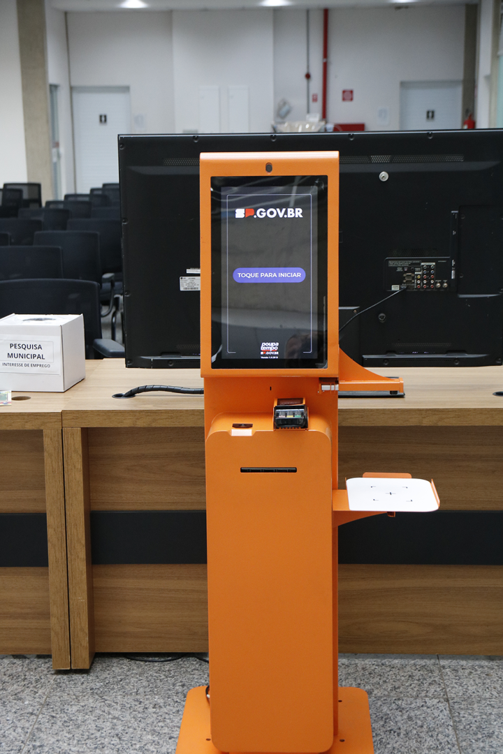 PREFEITURA RECEBE TOTEM DE AUTOATENDIMENTO DO POUPATEMPO