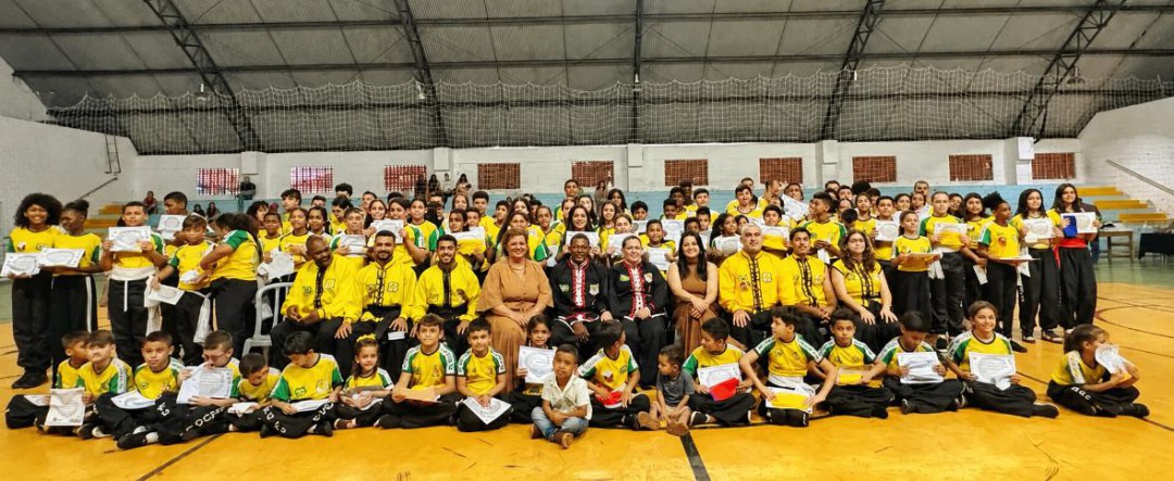 ASSOCIAÇÃO RIBEIRO DE ARTES MARCIAIS -  ENTREGA DE FAIXAS MARCA ENCERRAMENTO DO PRIMEIRO SEMESTRE COM 100% DE APROVAÇÃO