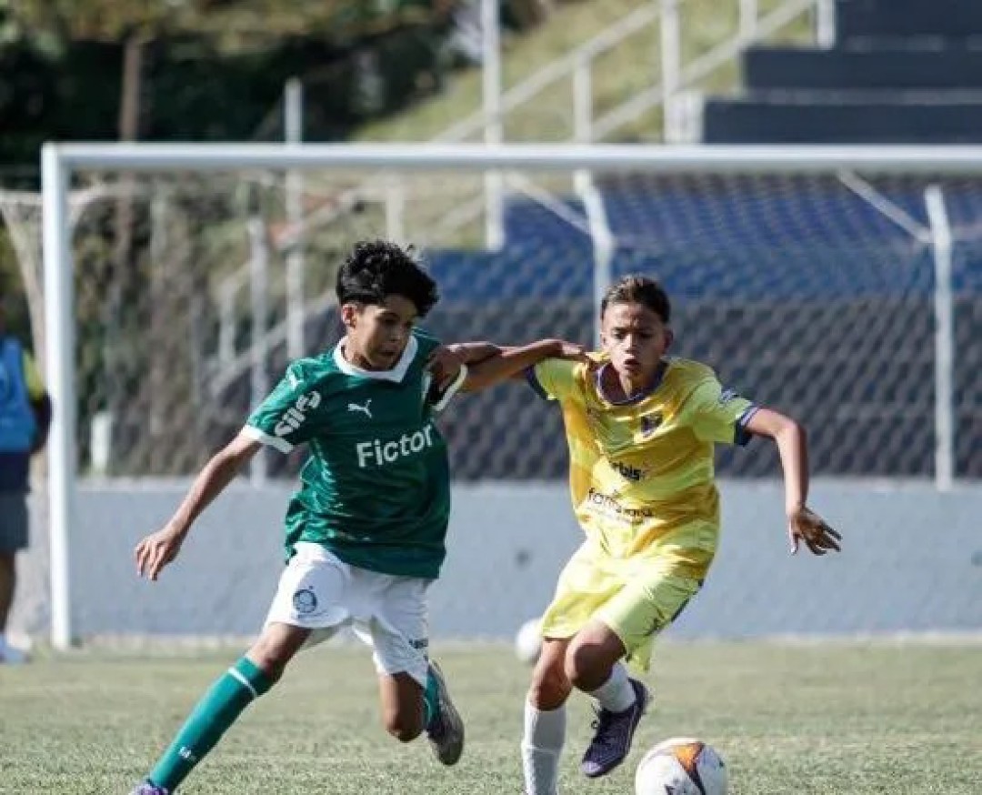 OBSERVADORES DA SOCIEDADE ESPORTIVA PALMEIRAS EM LEME PARA AVALIAR JOVENS TALENTOS DO FUTEBOL