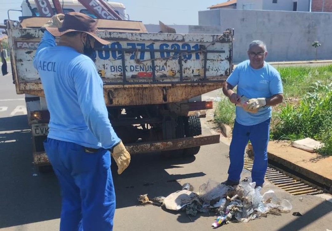 SAECIL REALIZA TRABALHO CONTÍNUO DE LIMPEZA E DESOBSTRUÇÃO DE BOCAS DE LOBO, MAS POPULAÇÃO DEVE EVITAR JOGAR LIXO NAS RUAS PARA NÃO GERAR TRANSTORNOS