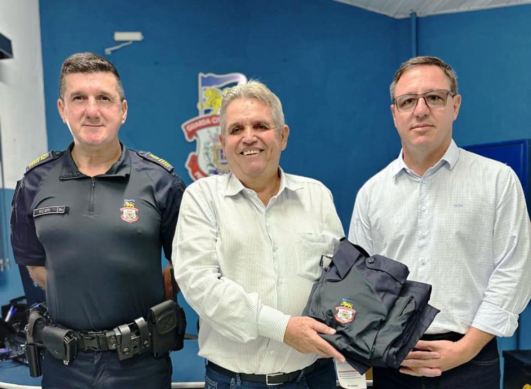 GUARDAS CIVIS MUNICIPAIS RECEBEM NOVOS FARDAMENTOS