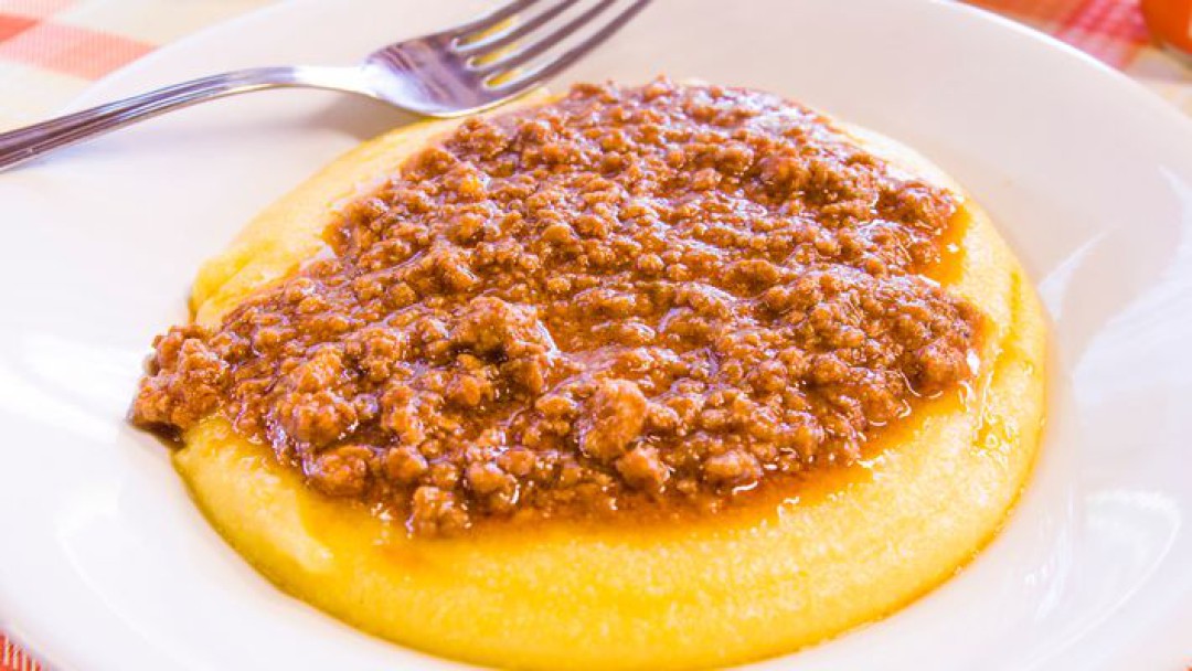 POLENTA CREMOSA AO MOLHO