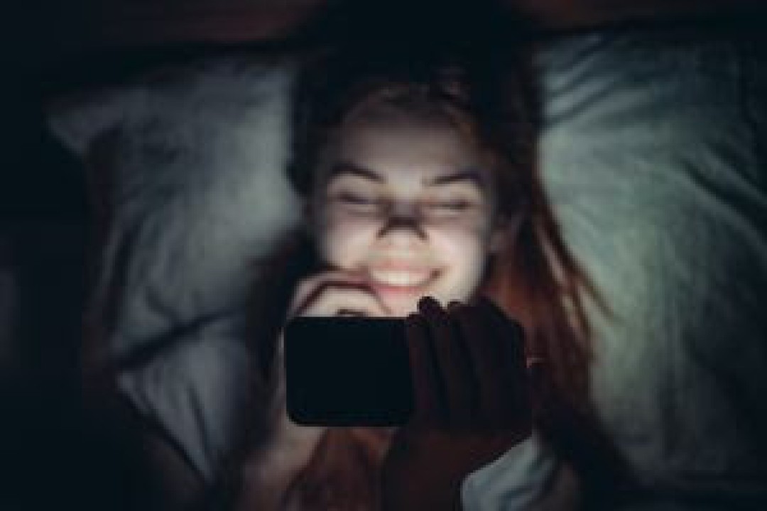 FÉRIAS DE JULHO: MEXER NO CELULAR NO ESCURO PODE PREJUDICAR OS OLHOS E A QUALIDADE DO SONO DOS MAIS JOVENS