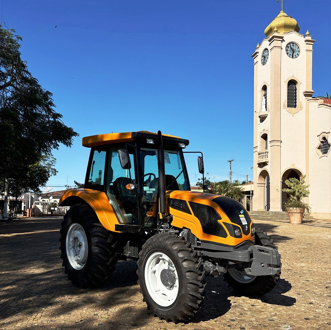 PREFEITURA DE SANTA CRUZ DA CONCEIÇÃO RECEBE NOVO TRATOR PARA O DEPARTAMENTO DE AGRICULTURA E MEIO AMBIENTE