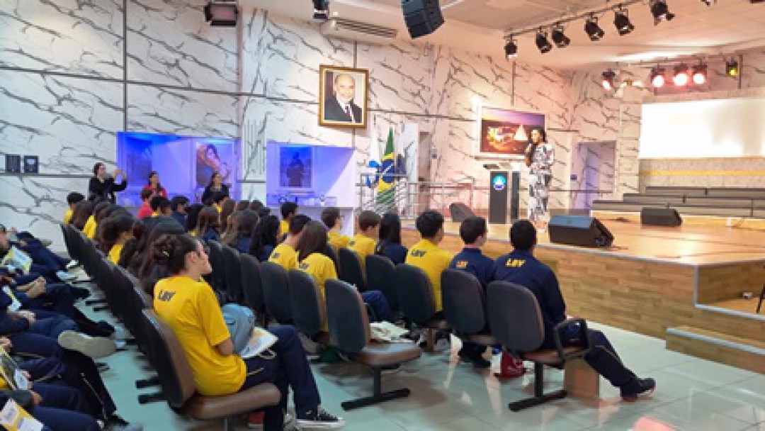 DE ALUNA A ATRIZ NAS PRINCIPAIS PLATAFORMAS DE STREAMING