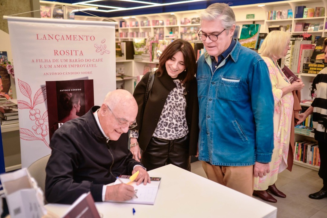 O AUTOR, DR. ANTÔNIO CÂNDIDO, QUE EM MARÇO COMPLETOU 87 ANOS DE VIDA, COMEMORA O SUCESSO DO SEU LIVRO ROSITA